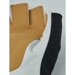 Hestra Guanti Climbers Short - 5 Finger - Offwhite / Black 11 Hestra Guanti Climbers Short - 5 Finger - Offwhite / Black -Negozio Hestra hestra climbers short 5 finger gloves offwhite black 4 1441733